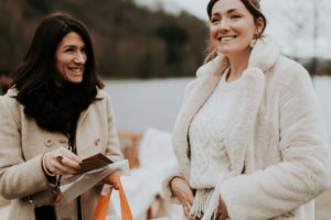 Deux femmes, une wedding planner et une officiante de cérémonie laïque au lac des Graves pour un mariage en hiver