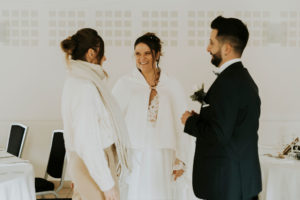 Photo des mariés avec une officiante de cérémonie lors d'un mariage au lac des Graves dans le Cantal