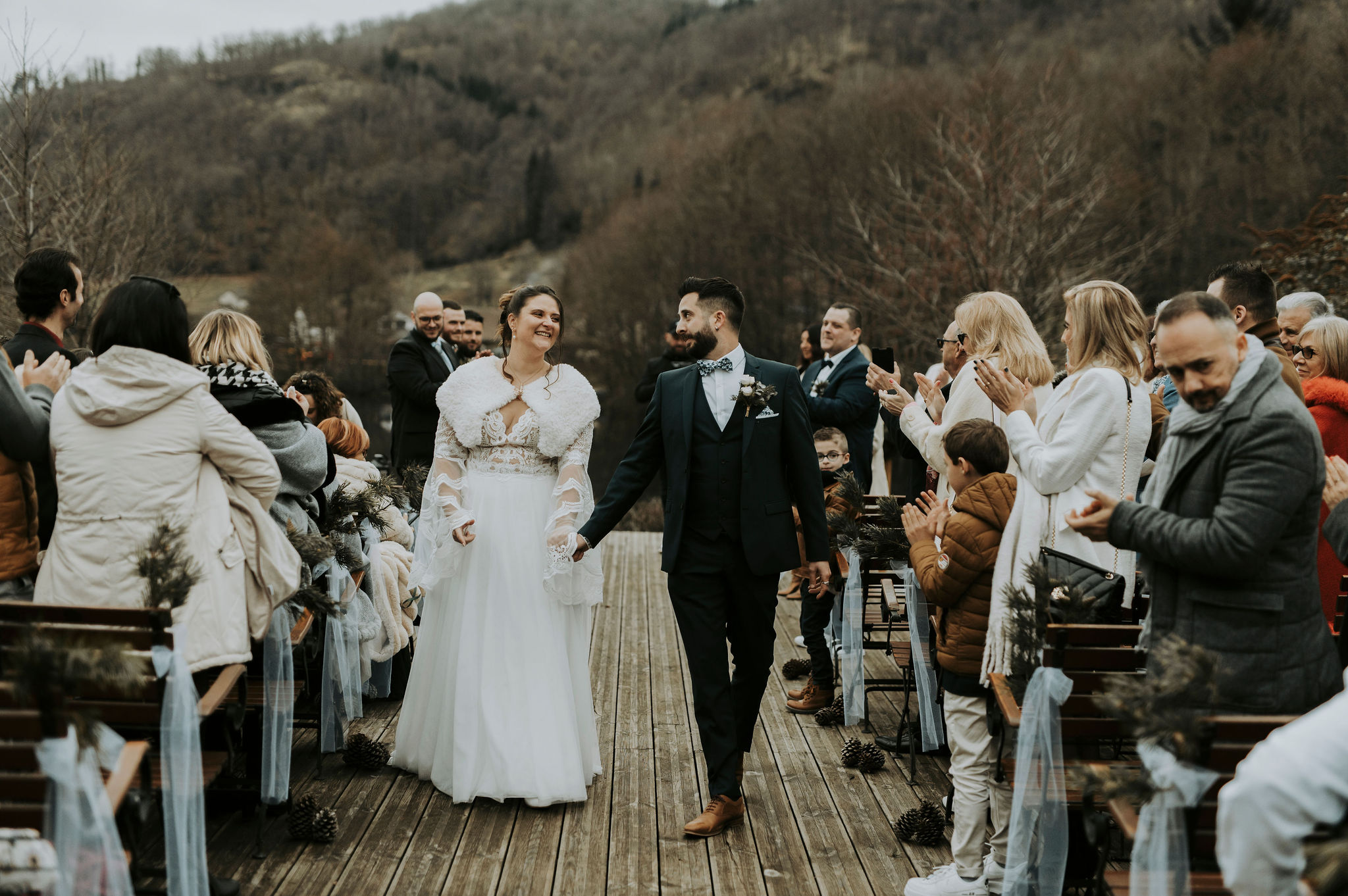 Photo de mariage près d'un lac dans le Cantal