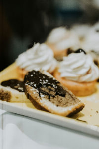 Goûter de mariage pour un mariage en hiver au lac des Graves dans le Cantal