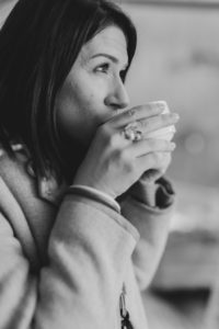 Femme qui boit du chocolat chaud durant un mariage en hiver