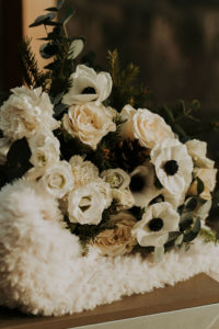 Bouquet de fleur pour un mariage en hiver, avec des anémones, des roses blanches.