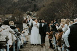 Mariés sur un ponton après la cérémonie laïque, au lac des graves dans le Cantal