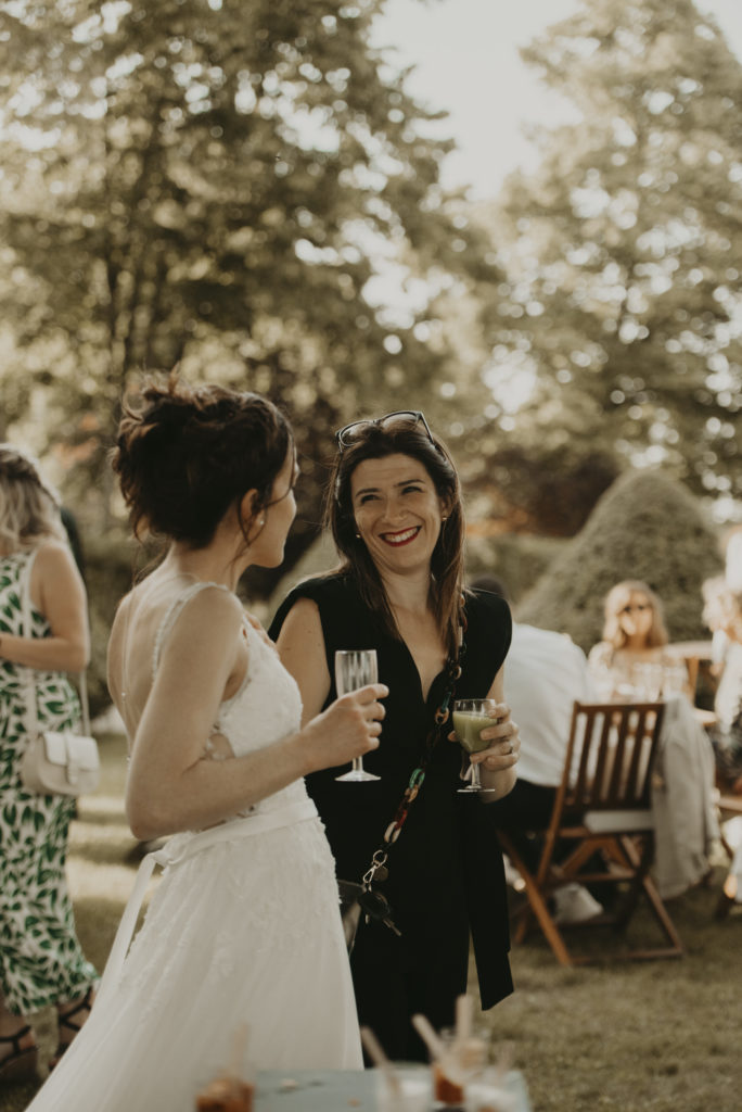 wedding planner qui boit un verre avec une mariée