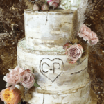 Gâteau de mariage fleuri avec des châtaignes