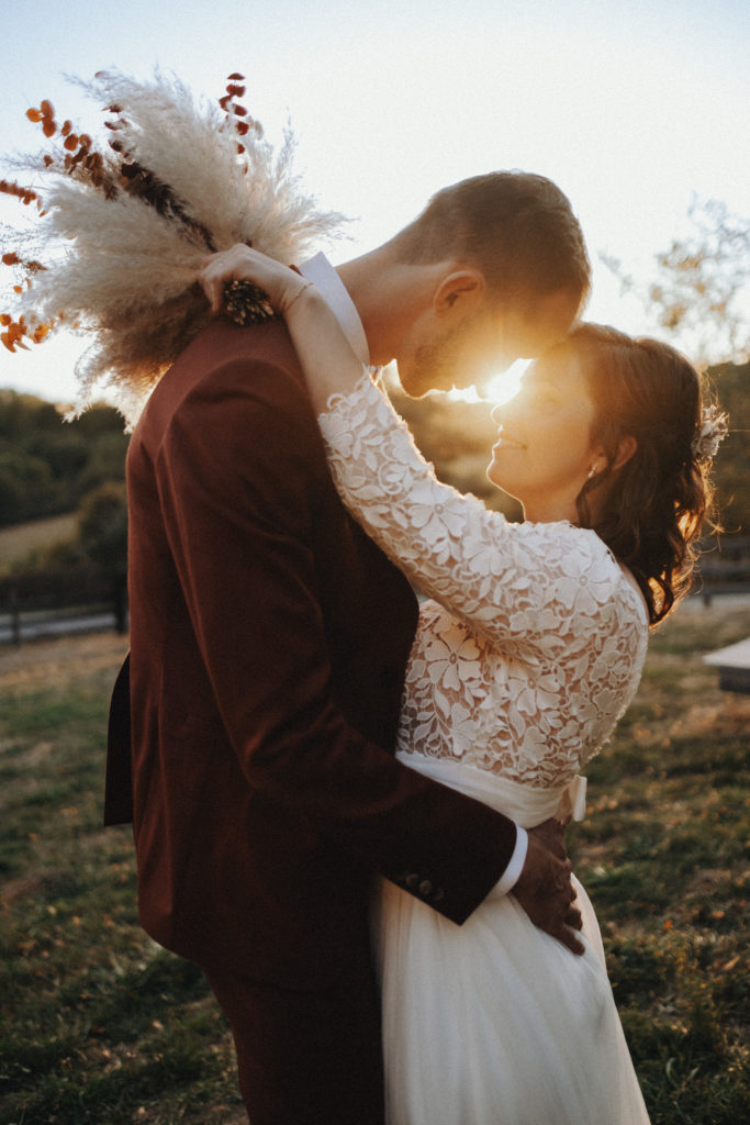 Photo de mariage de couple au soleil couchant aux gîtes du berger