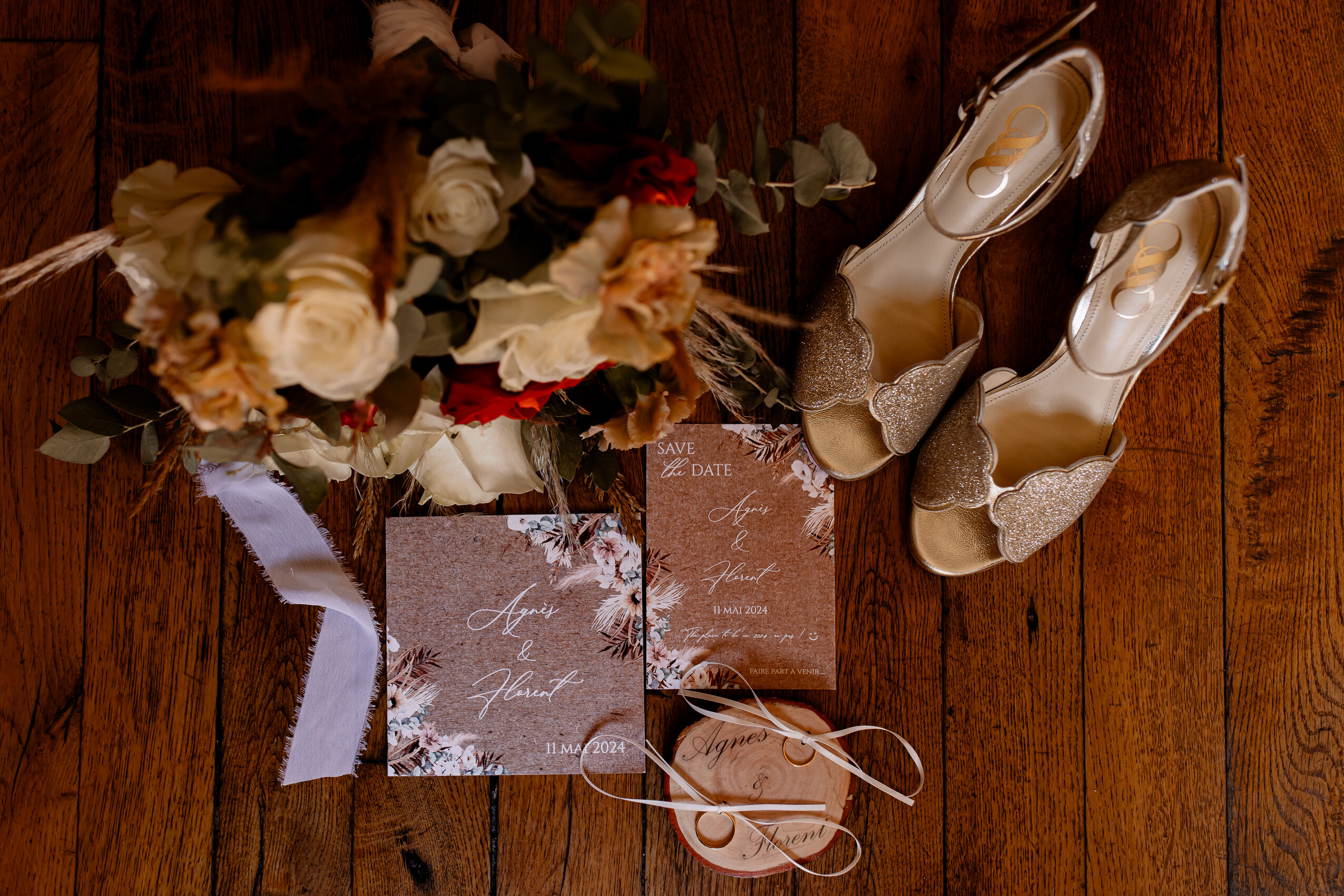 Préparatifs de mariage avec la papeterie, le bouquet, les chaussures de mariages, les accessoires.