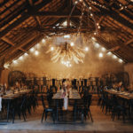 Salle réception de mariage avec pampa et guirlandes lumineuses