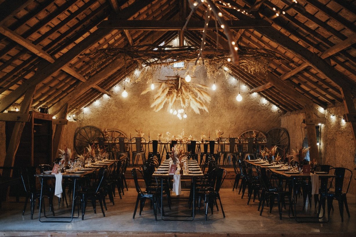 Salle réception de mariage avec pampa et guirlandes lumineuses