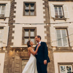 couple de mariés devant un chateau