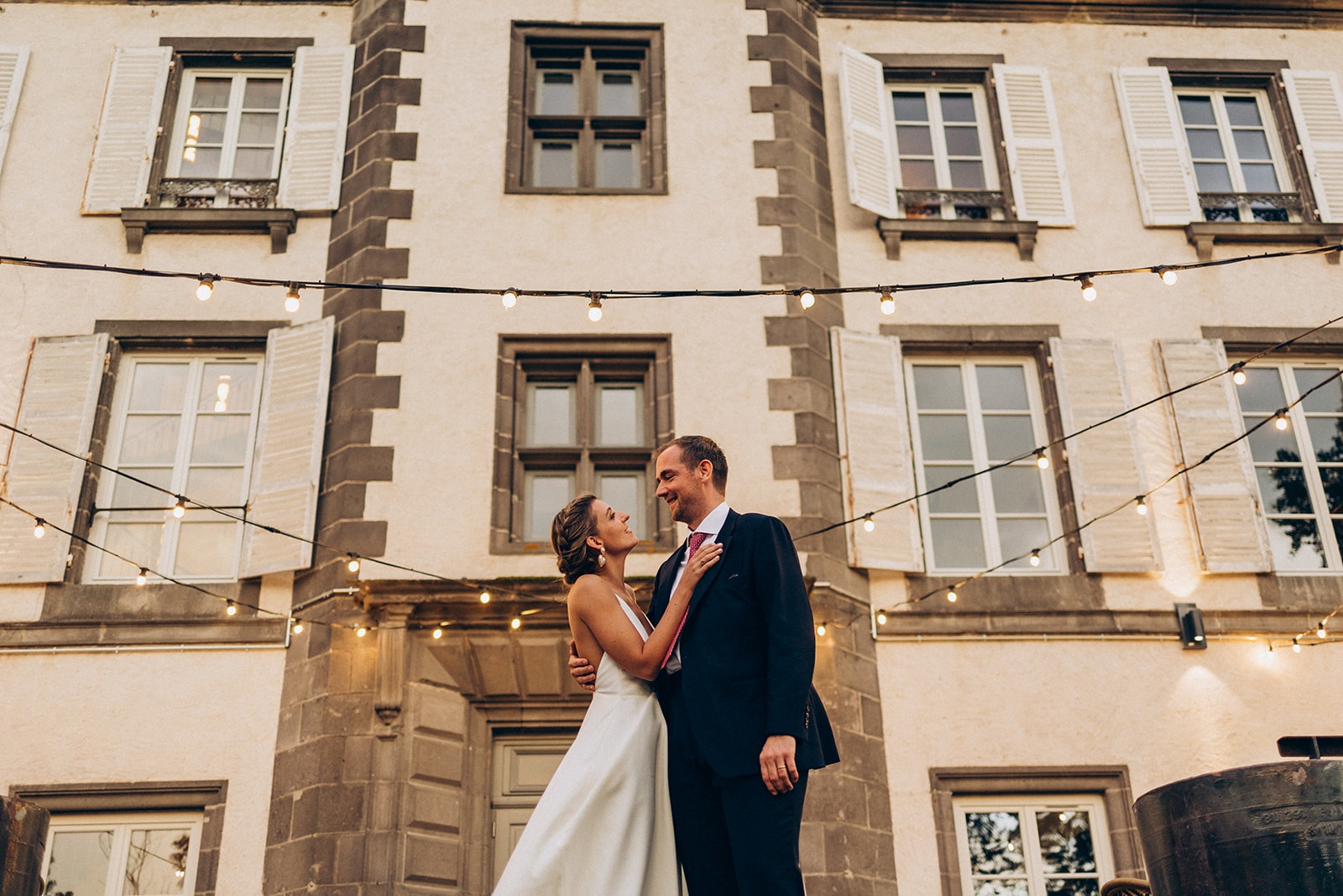 couple de mariés devant un chateau